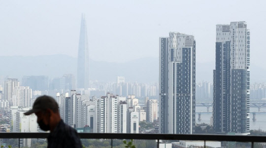 서울 성동구 응봉산 팔각정에서 바라본 서울 아파트 밀집 전경. <연합뉴스>